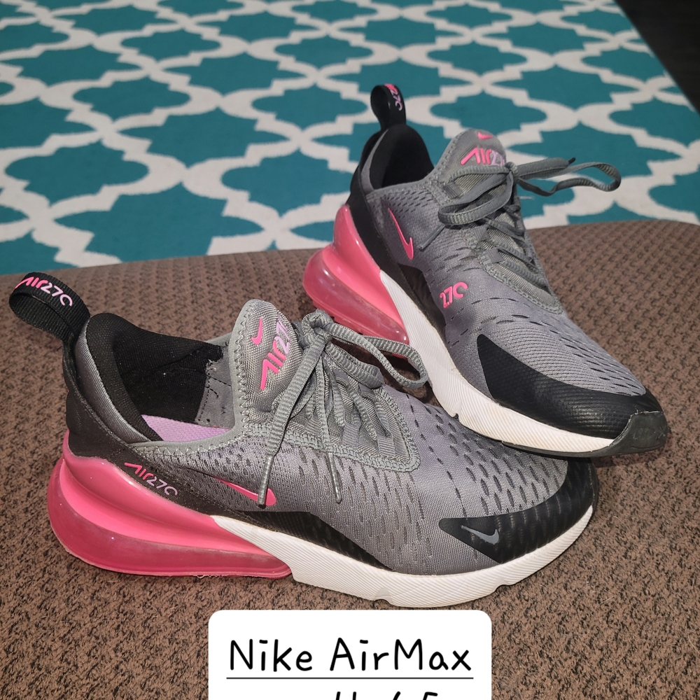 Nike AirMax Women's Sneakers in Gray and Pink